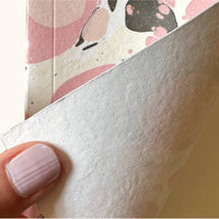 Carnet marbré à la main en rose